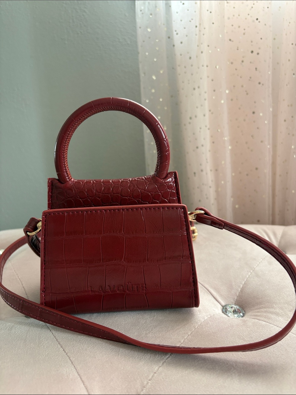 LA VOUTE Elegant Red Croc-Embossed Handbag
